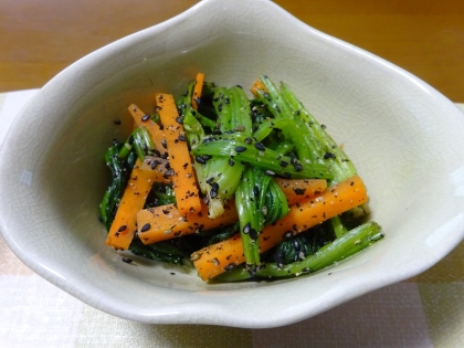 にんじんとほうれん草の黒ごま和え