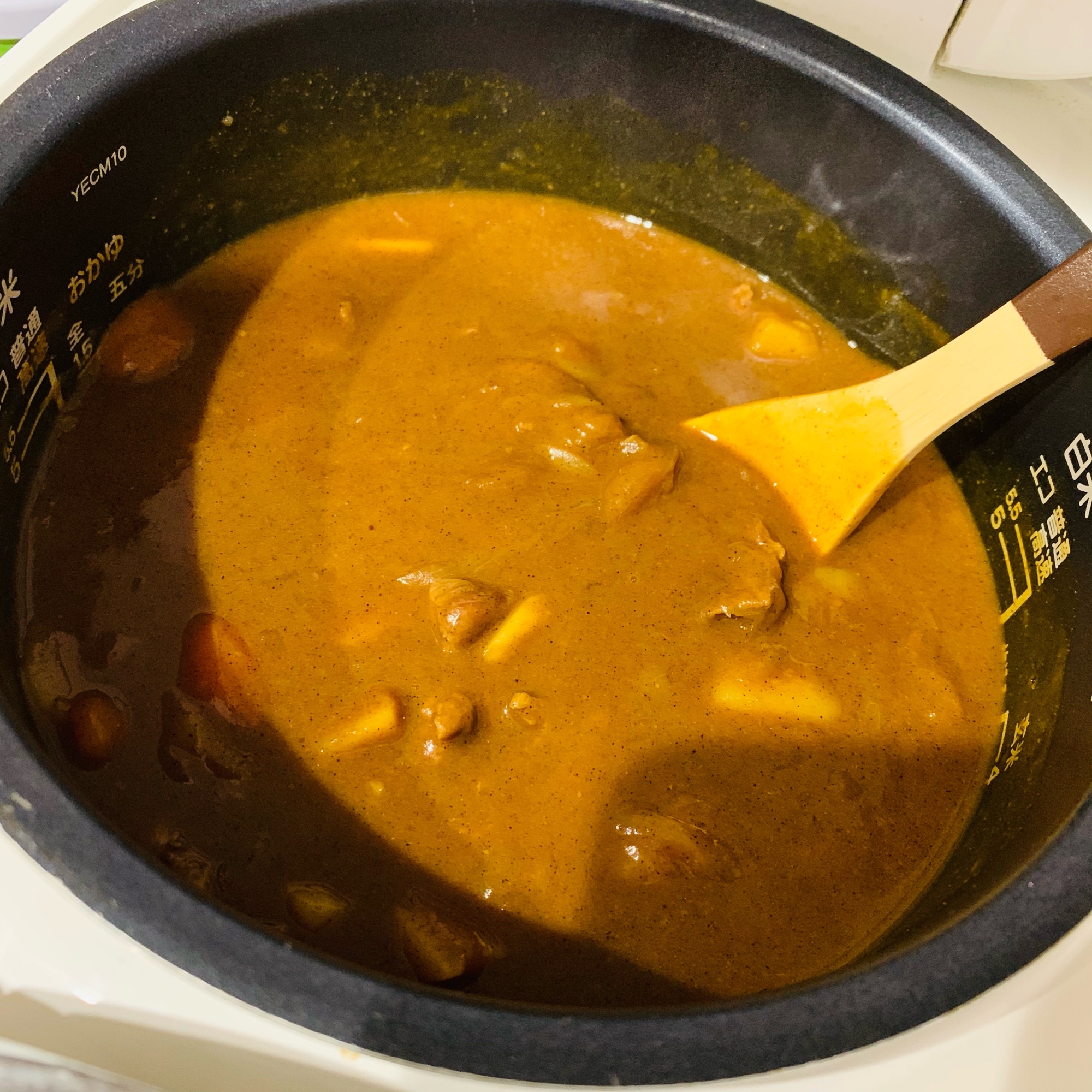 炊飯器牛すじカレー！