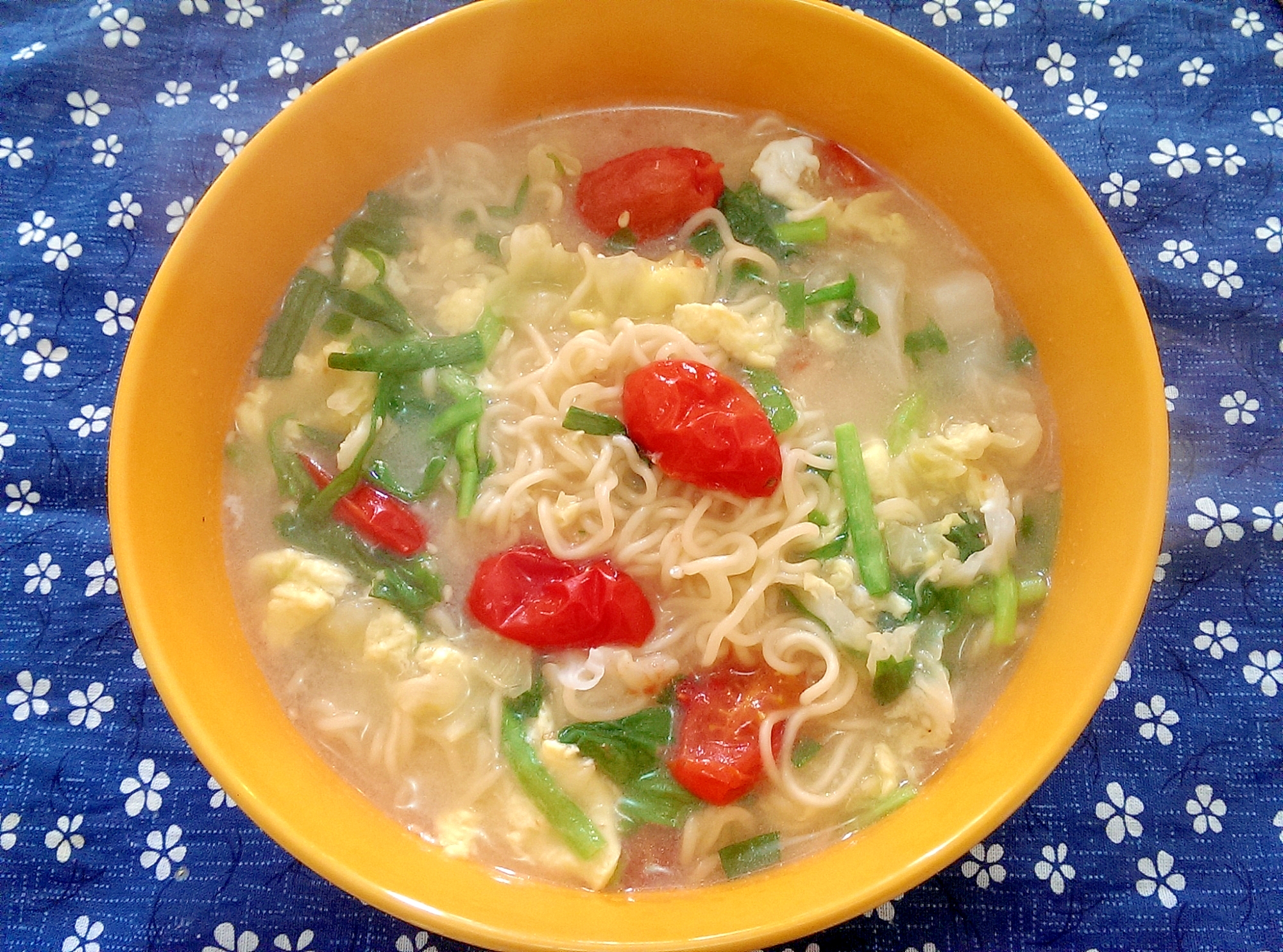 プチトマトとニラとキャベツのとんこつラーメン