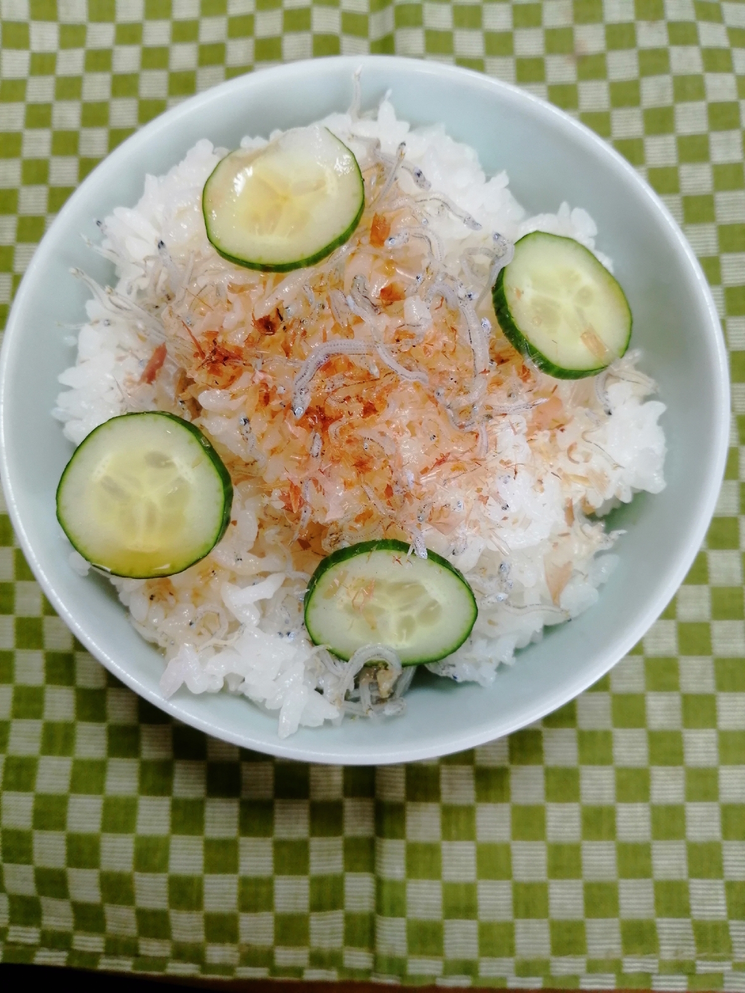 鰹節とちりめんじゃこときゅうりのご飯