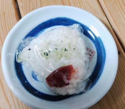 お茶漬け海苔、梅干しのおにぎり