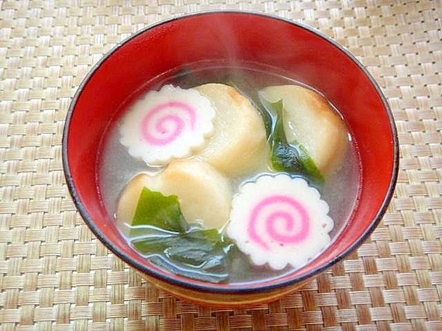 おせちの残りで☆なるととわかめ焼き麩の味噌汁