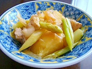 簡単味付けで旨♡じゃが芋とアスパラと豚肉の生姜煮