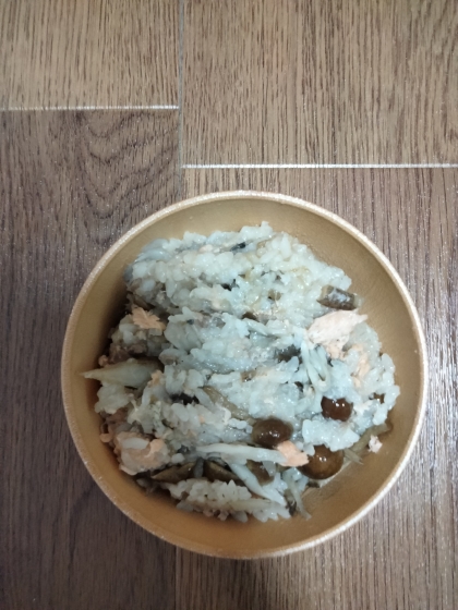 めんつゆで簡単美味しい♪ 秋鮭と舞茸の炊き込みご飯