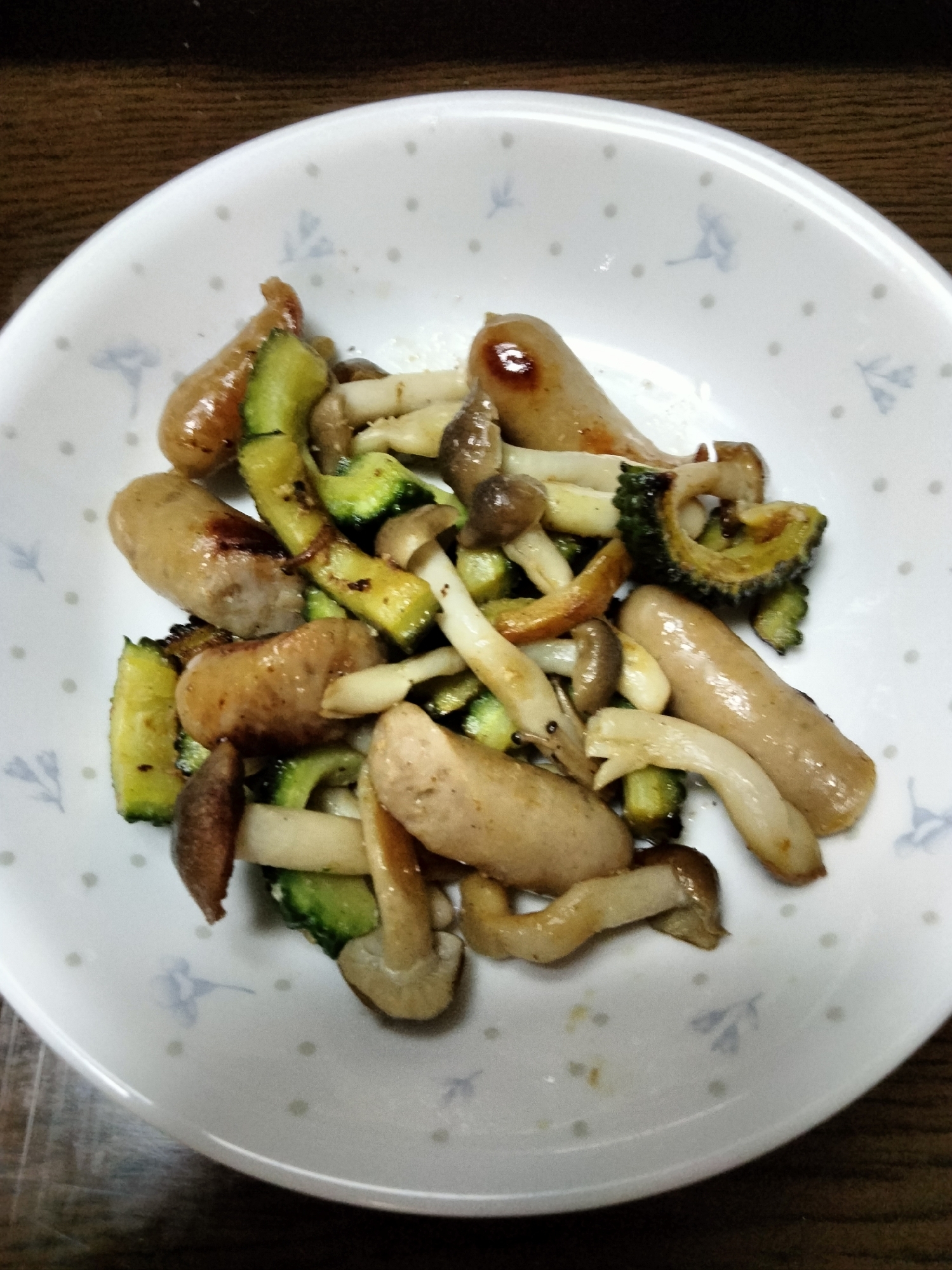 ゴーヤしめじウインナーのごま油炒め