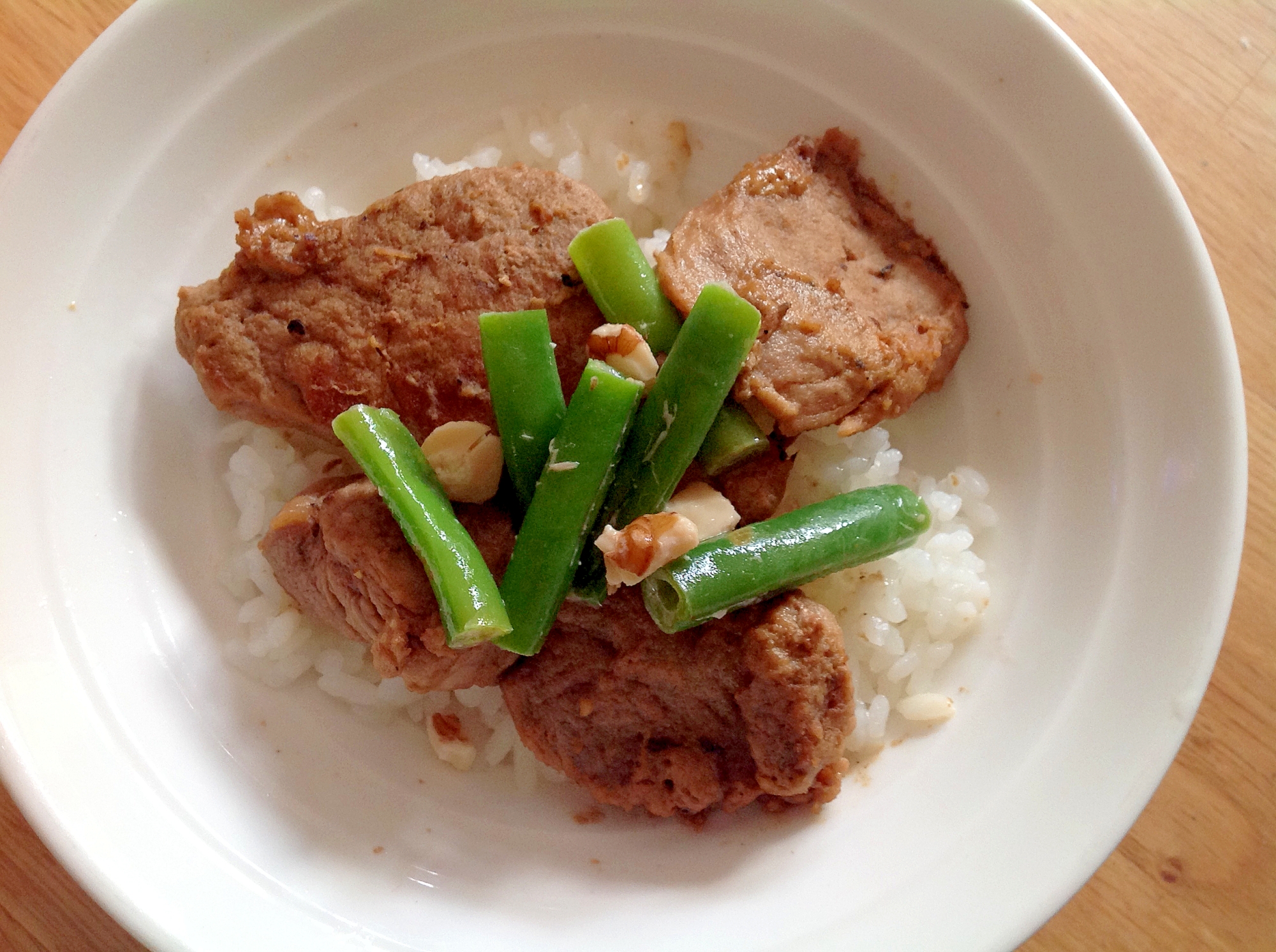 豚ヒレ肉とインゲン豆のソテー丼