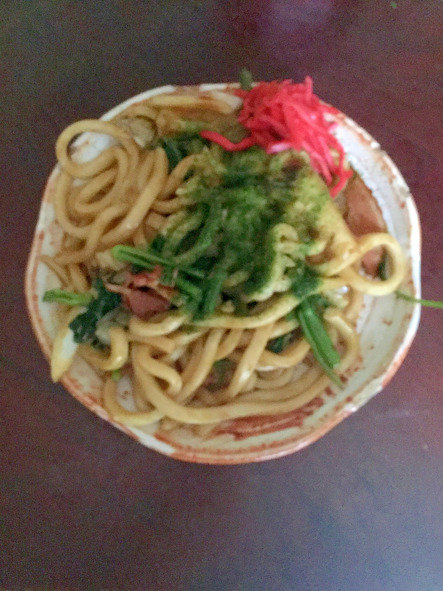 スモークベーコンと空心菜とキャベツの焼きうどん。