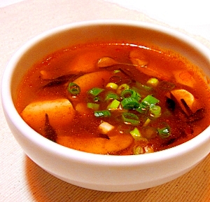 辛くておいしい☆豆腐とひじきの韓国風スープ