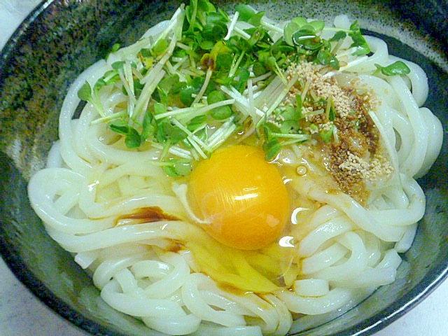 冷凍うどんで簡単♪かいわれ大根の釜玉うどん