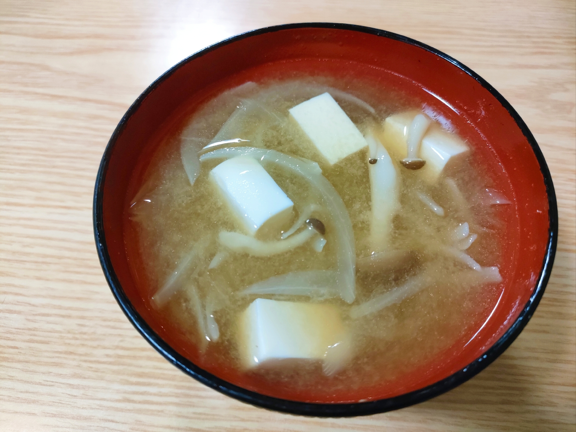 玉ねぎと豆腐としめじの味噌汁