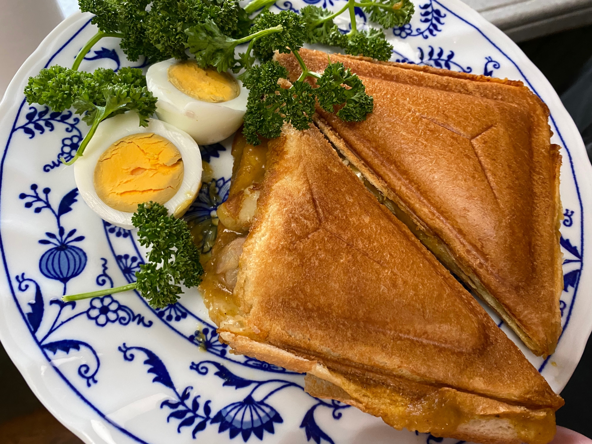 パンの耳とレトルトカレーで絶品ホットサンド☆