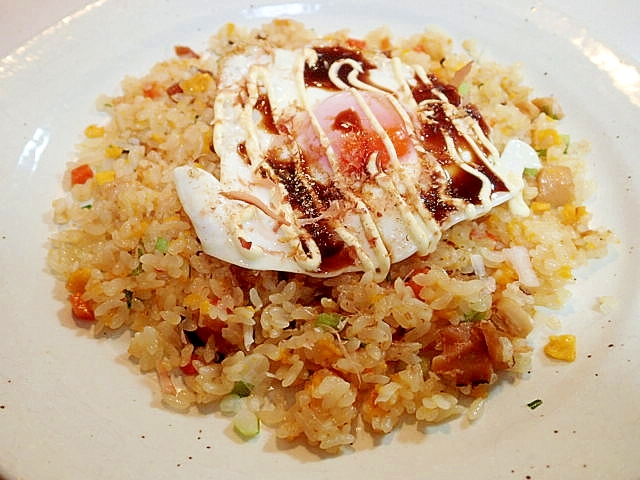 冷凍品で　目玉焼きのせチャーハン