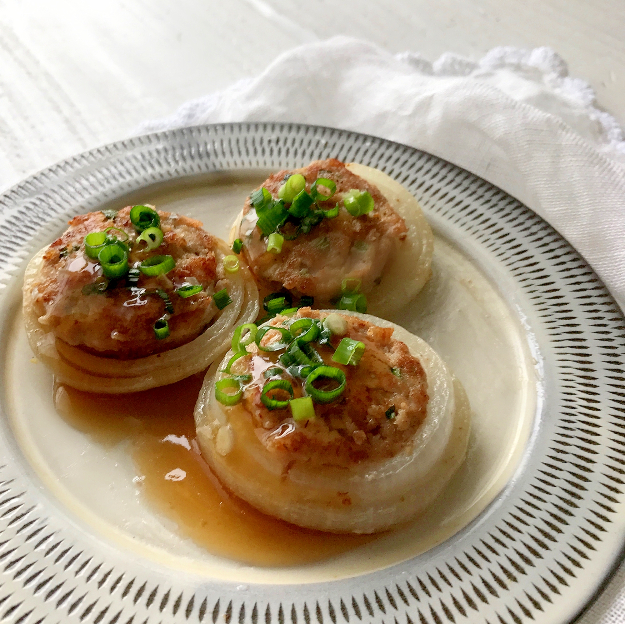 シャキシャキ☆新玉ねぎの肉詰め