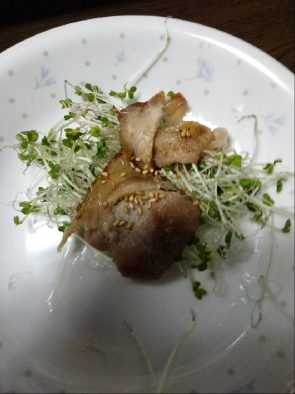 焼き肉で貝割れ大根巻きෆ˚*