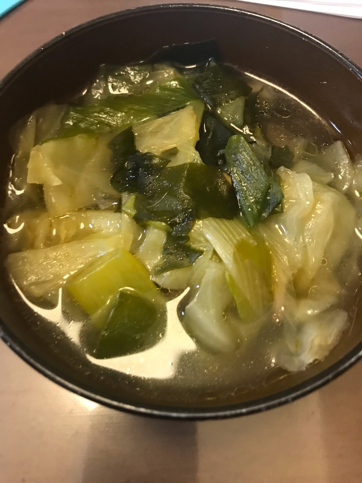 ごま油香る！たっぷりネギとワカメの中華スープ