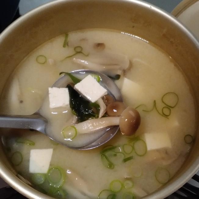 しめじとわかめと青ネギと豆腐のお味噌汁(白味噌)