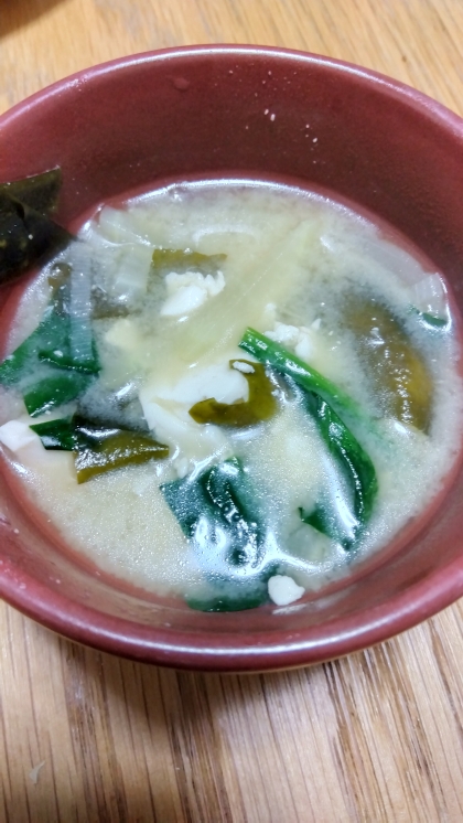豆腐とわかめとネギと玉葱のお味噌汁