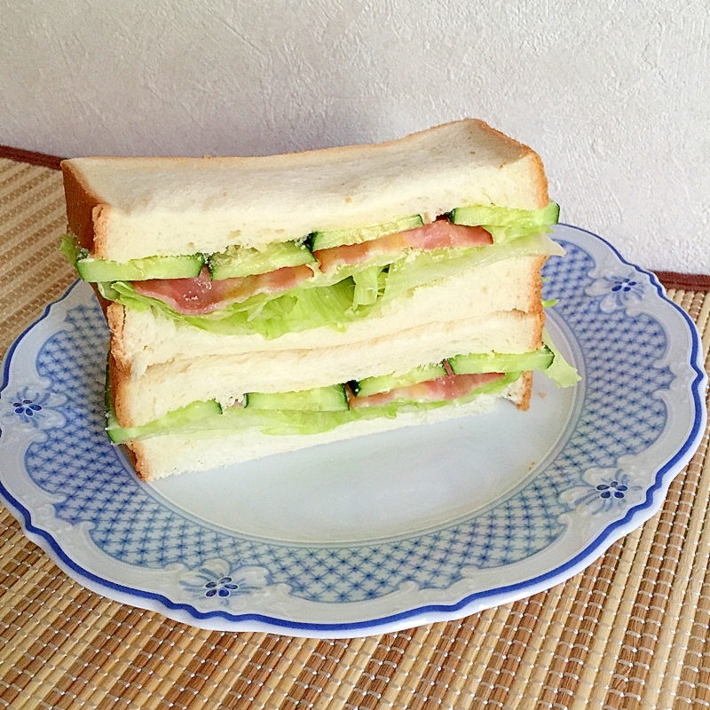 粉チーズたっぷり！サラダみたいなベーコンサンド♪