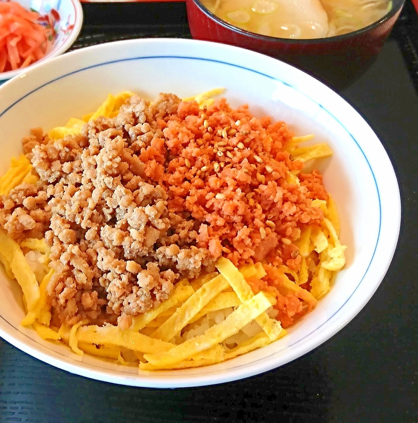 豚そぼろと鮭フレークと玉子の三色丼