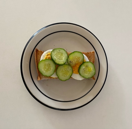 茹で卵ときゅうりの味噌トースト