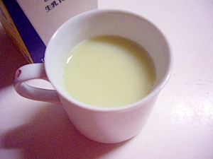 温かい緑茶で、緑茶ミルクティー（全工程写真あり）