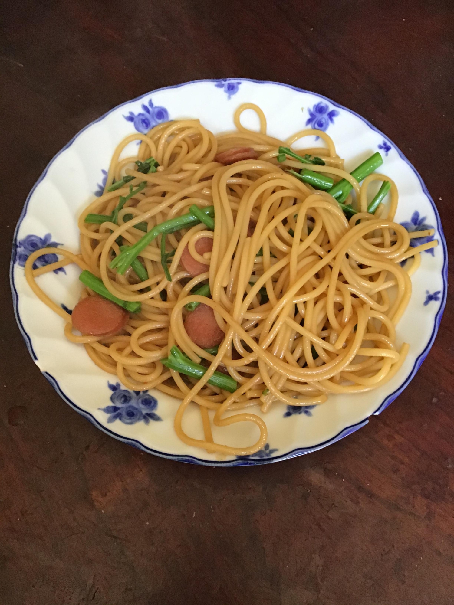 フランクフルトと春菊のウスターソースパスタ。