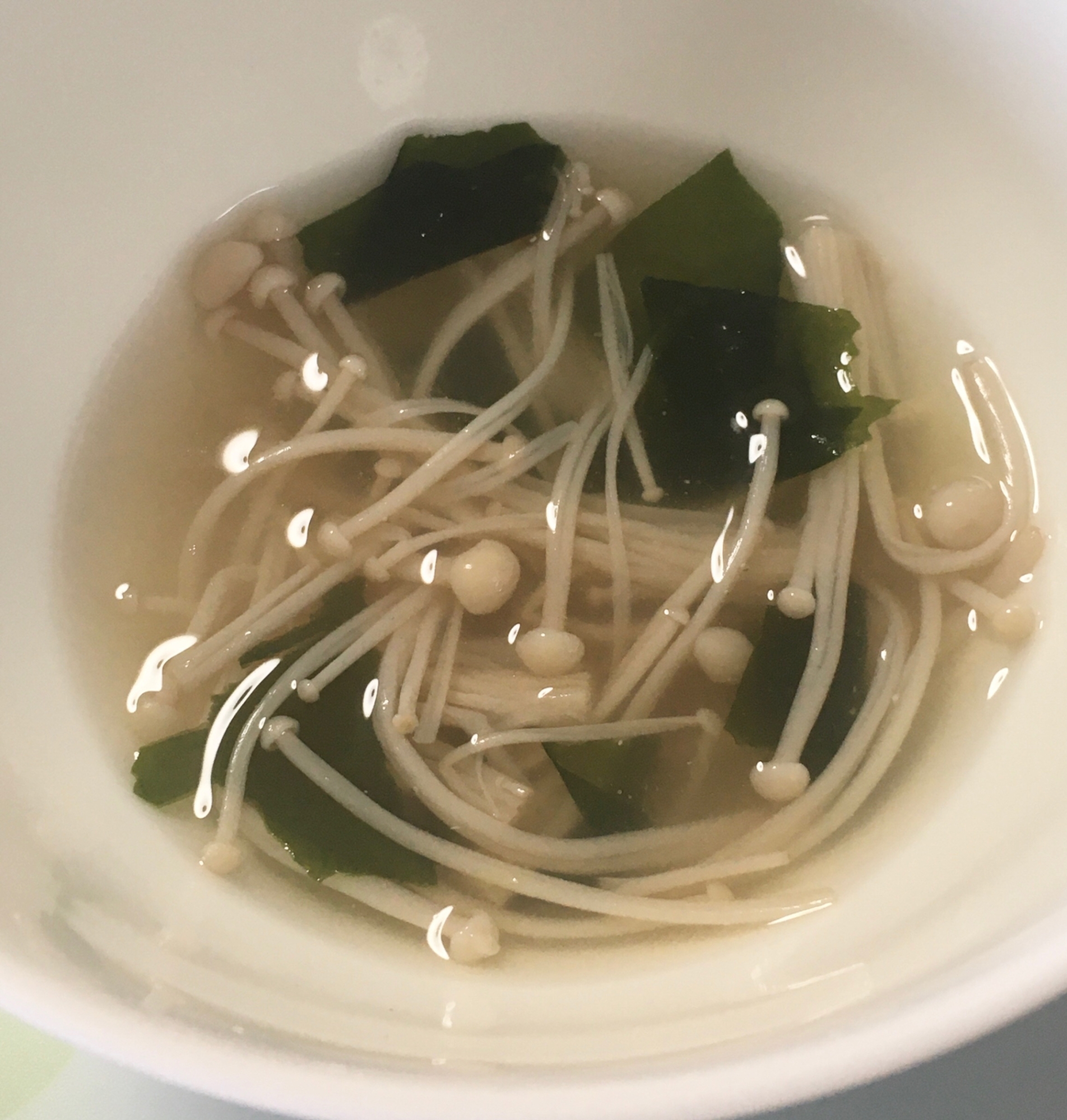 えのきとわかめの中華風スープ
