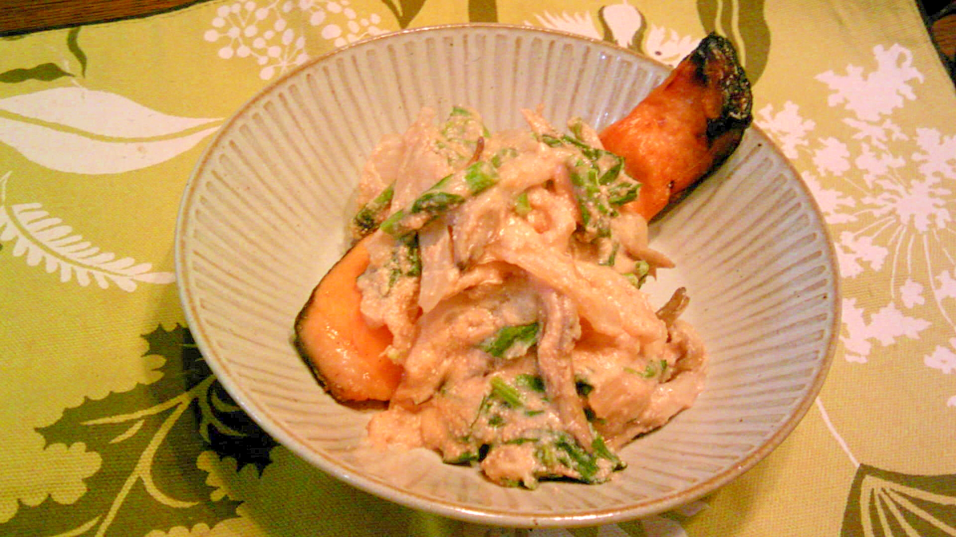 焼き鮭の玉葱、舞茸、明太ソース