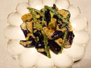 茄子とインゲンでニンジンの彩りが足りませんが、胡麻と味噌の風味で新米がススミます。秋茄子から　やっとスーパーの軟らか茄子に切り替わりました。ご馳走さまでした♪