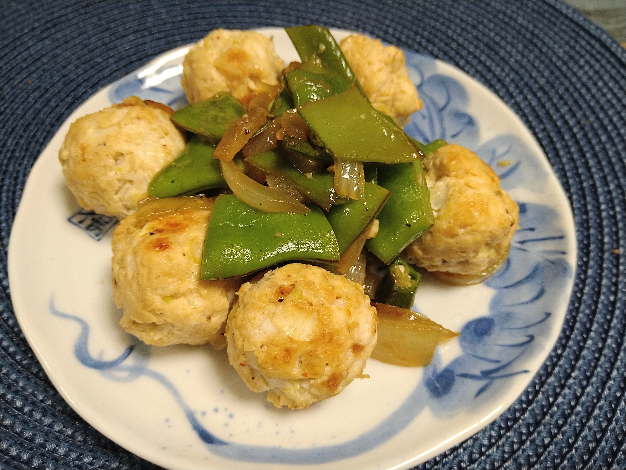 鶏団子といんげんの炒め物