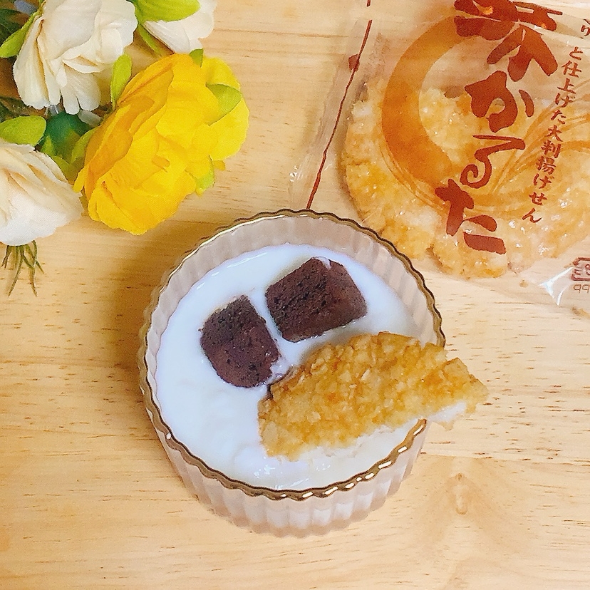 チョコお菓子と揚げ煎餅♪ヨーグルト♡