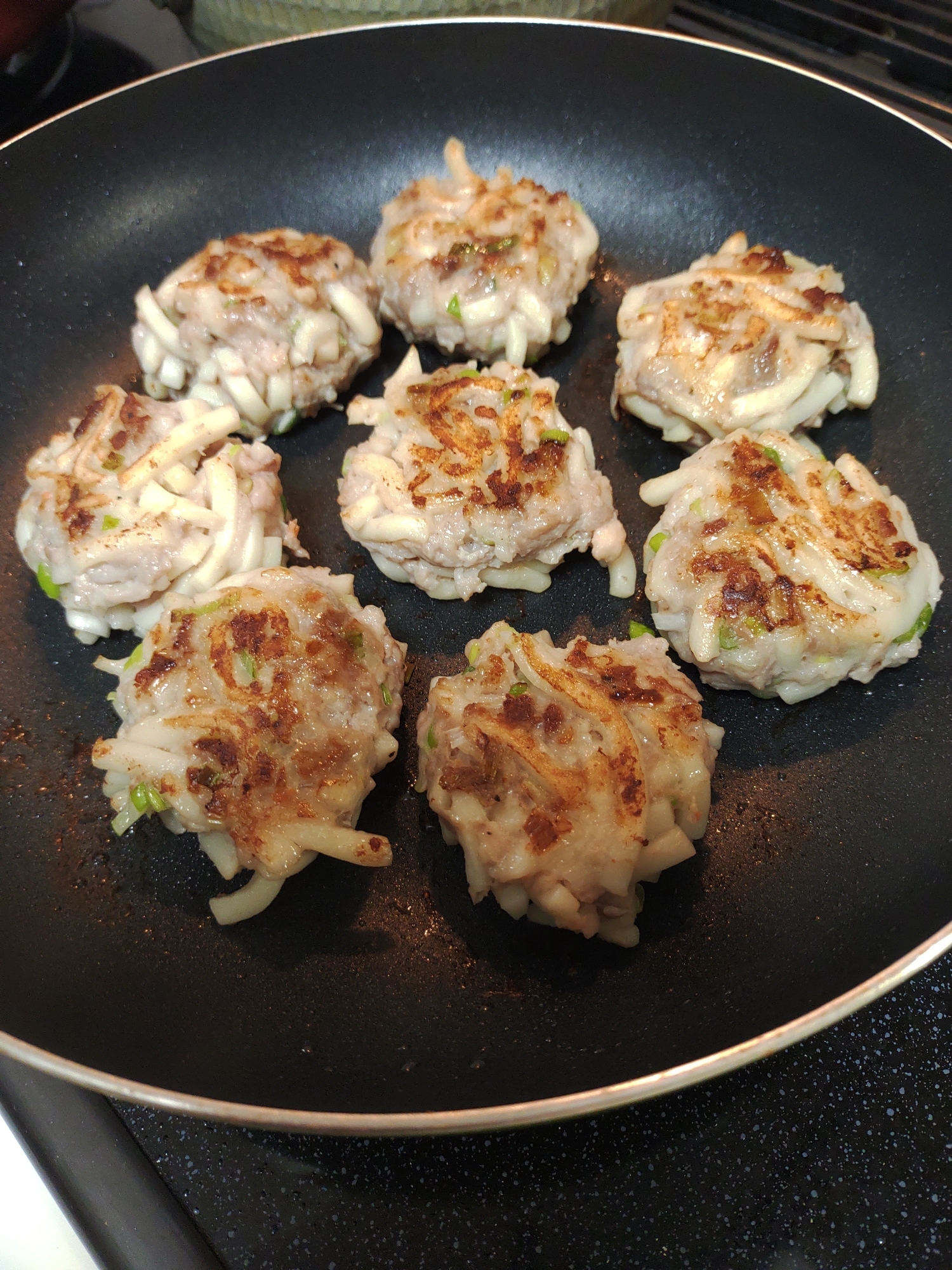 ボリュームたっぷり!節約うどん餃子