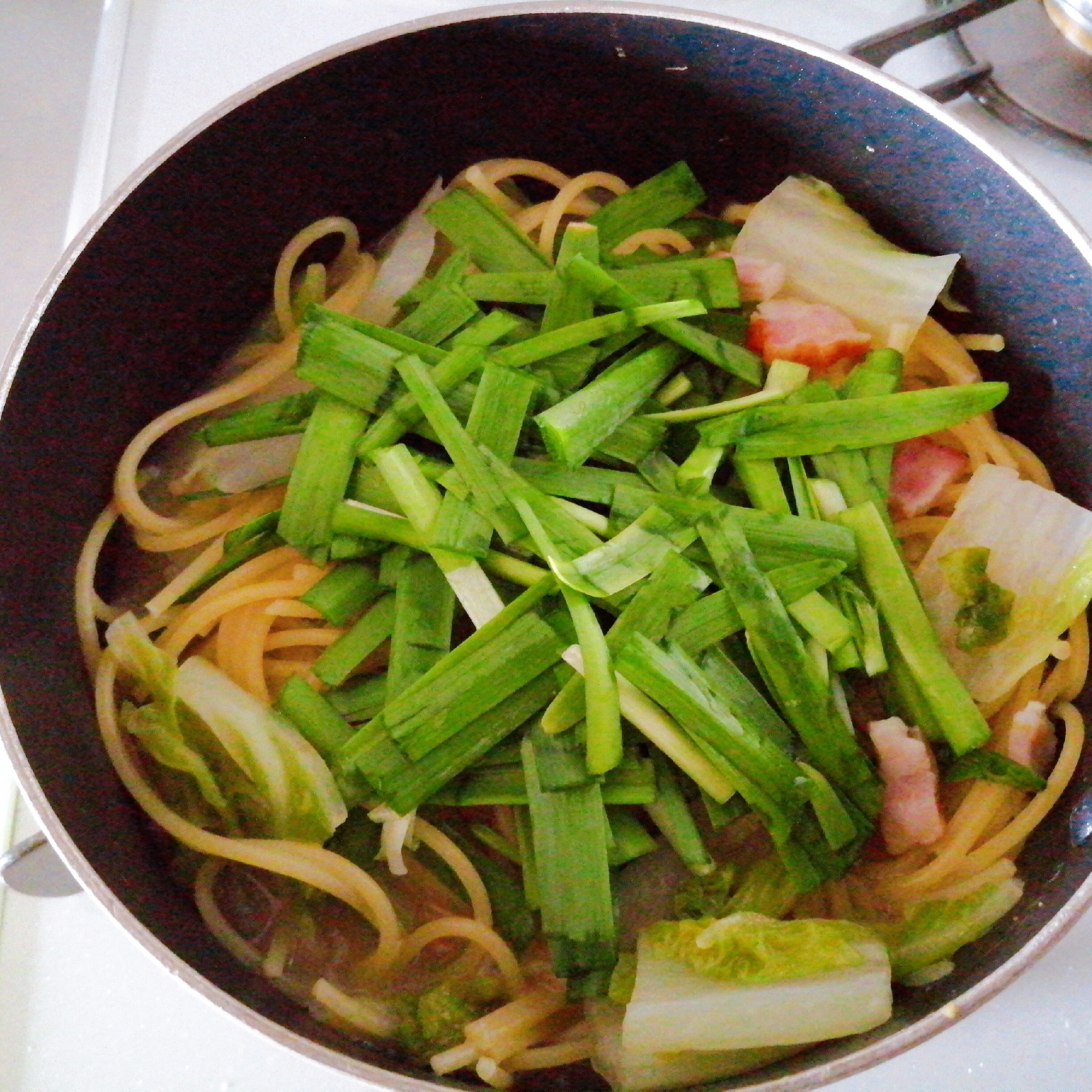 コンソメ味噌バター味☆白菜とニラのパスタ鍋