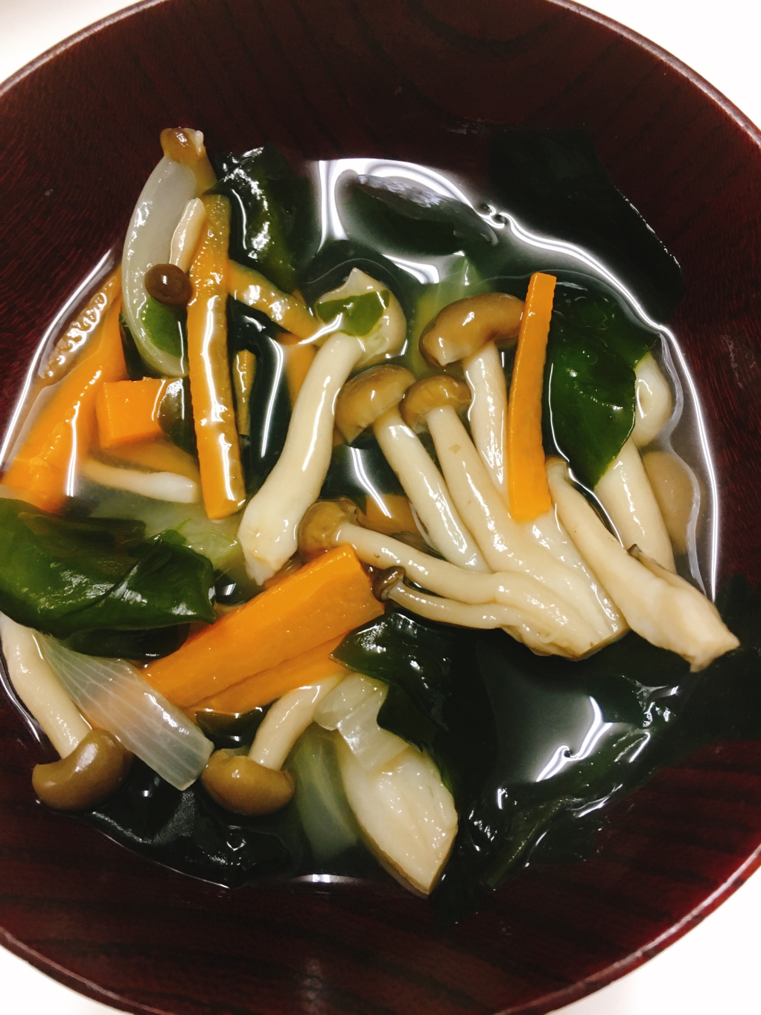 ダシダで簡単！きのことわかめの野菜スープ