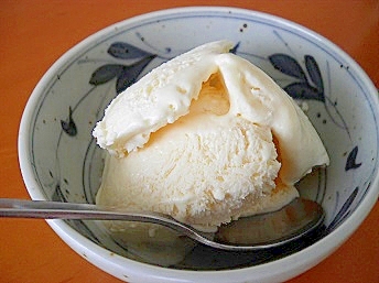 材料4つ。簡単バニラアイスクリーム
