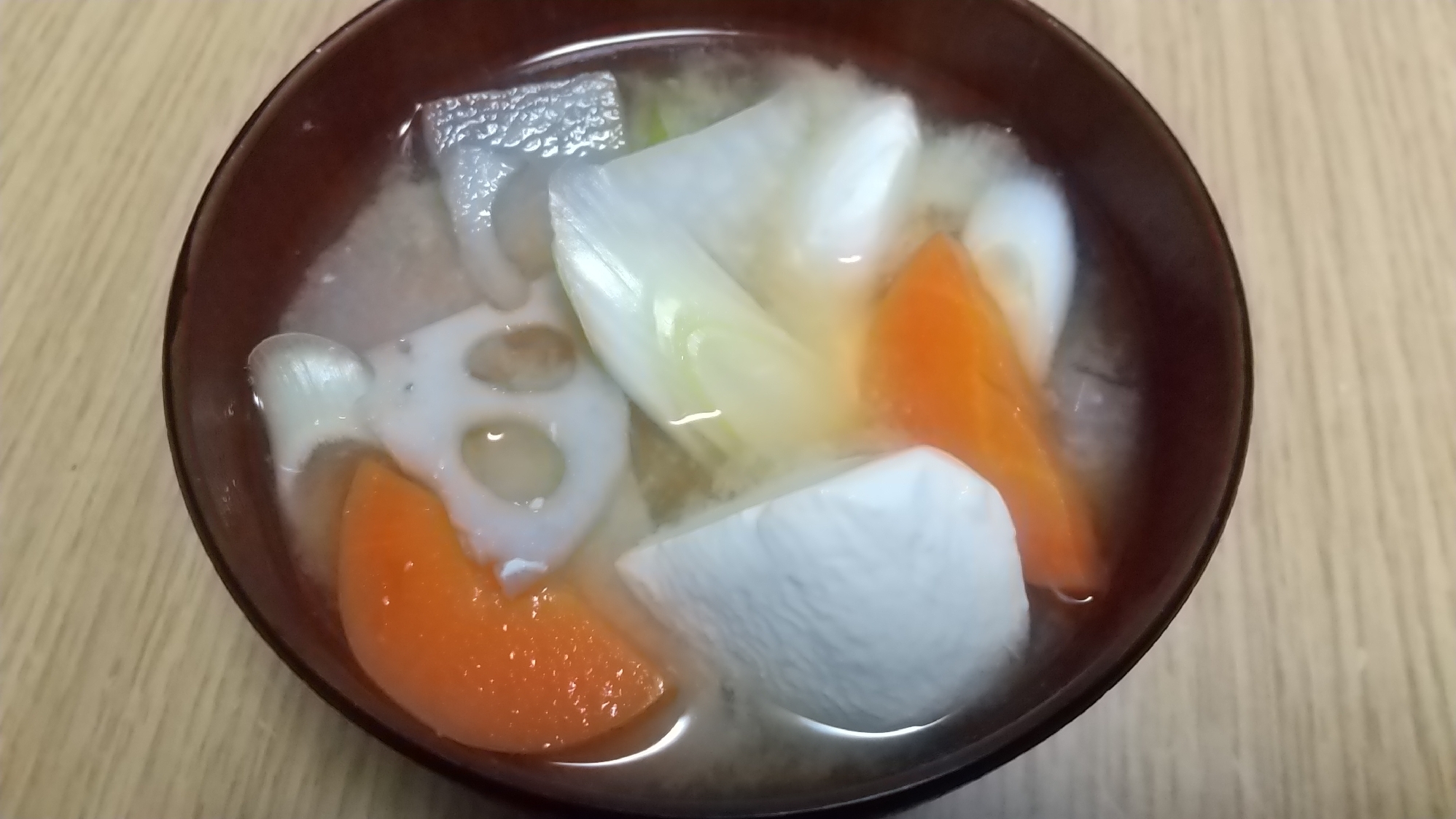 煮干し出汁で根菜の味噌汁☆大根、人参、里芋、蓮根