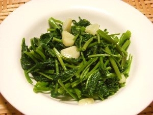 根岸農園さんのブログから学んでプランター栽培した空芯菜と緑の鷹の爪で作りました。ニンニクたっぷりで　ご飯がススム味。夏バテ防止になりそうです。ご馳走さまでした♪