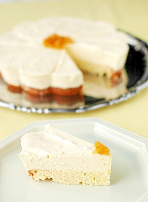 銀色の皿に盛りつけられた柚子のババロアケーキ