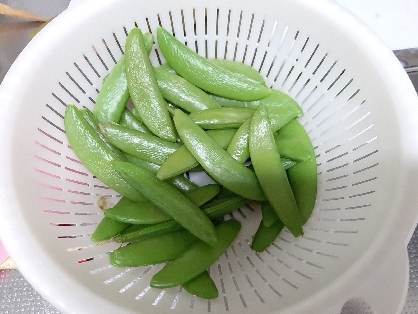 茹でるだけ！塩茹でスナップえんどうのおつまみサラダ