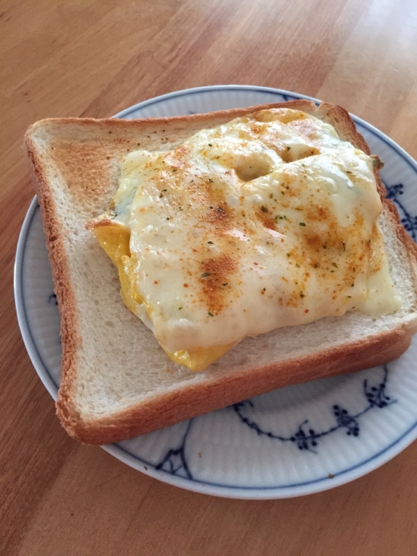 セロリの葉入り卵のチーズトースト