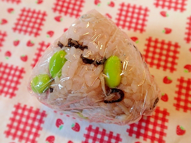 しらす♡塩昆布♡枝豆のおにぎり♬