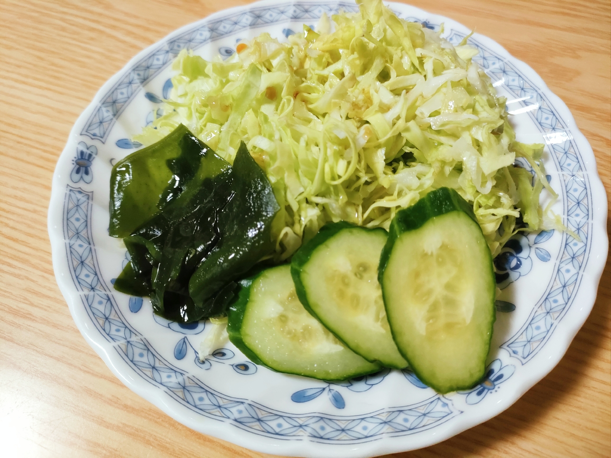 キャベツときゅうりとわかめのサラダ
