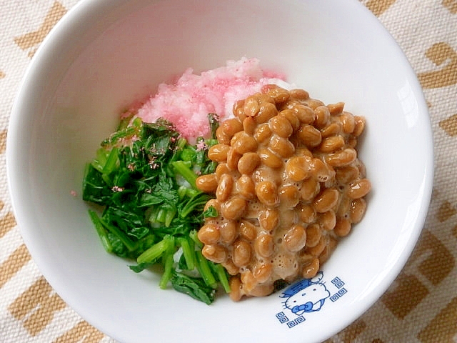 納豆・ほうれん草・桜でんぶの３色丼