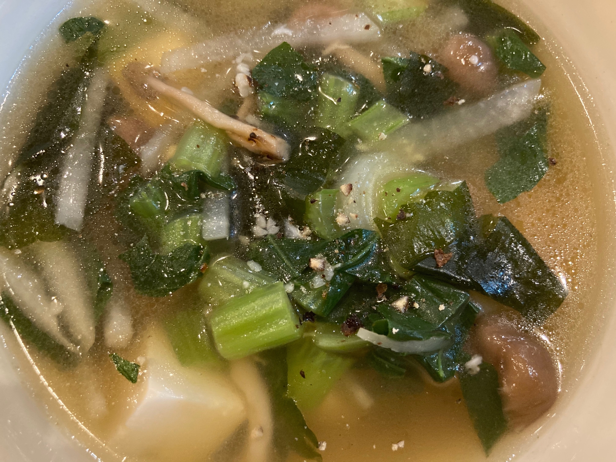 小松菜と大根とわかめとしめじと豆腐のスープ