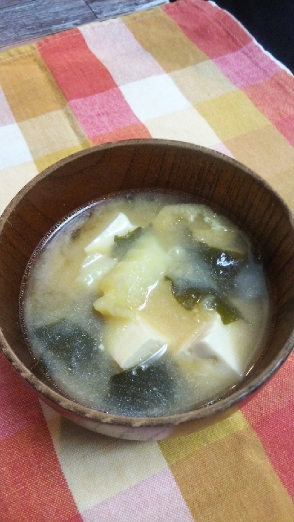 冷凍ポテト入り豆腐とワカメの味噌汁