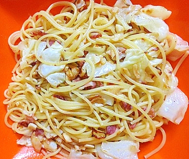 キャベツ&ベーコン入りニンニク味パスタ