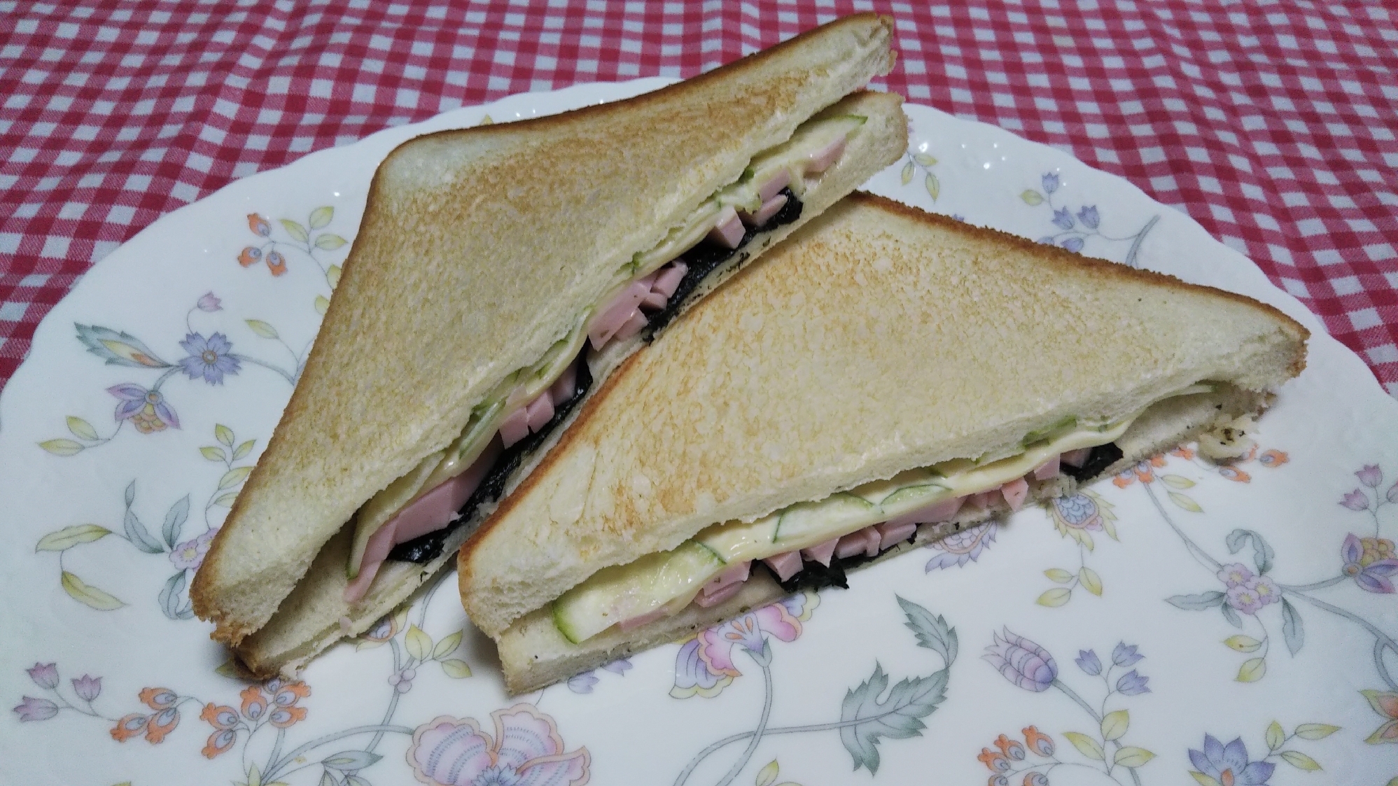 きゅうりとギョニソとチーズと海苔のホットサンド☆