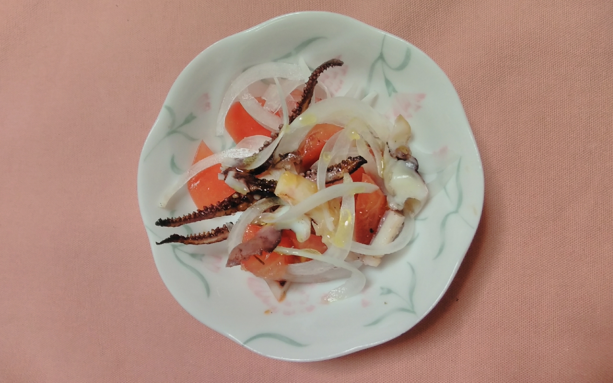 焼きいかとトマトと玉ねぎのマリネサラダ