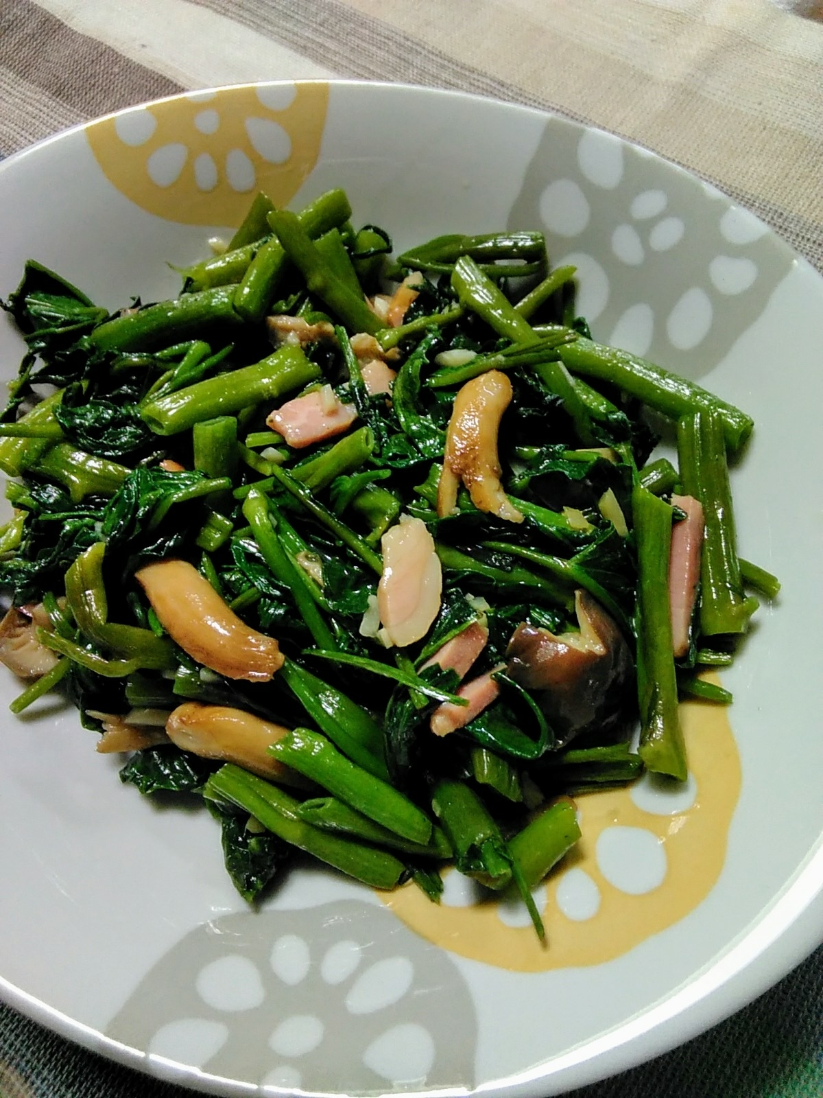 にんにくで食欲UP！空芯菜とベーコン炒め