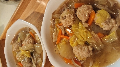 白菜を消費したくて作りました。
肉は鶏肉があったので生姜と混ぜてお団子に♪後は、冷蔵庫の野菜も沢山入れました。
あんが美味しかったので次は豚肉で作りますね。